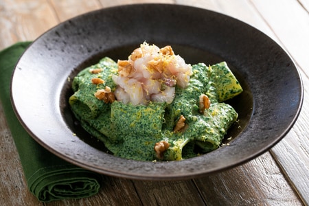 Paccheri avec ricotta et crème de pissenlit avec tartare de bar