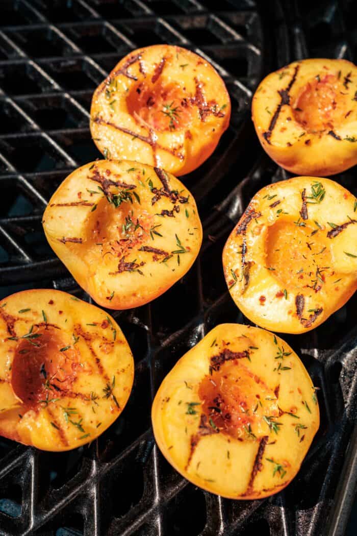 Pêches grillées avec du thym