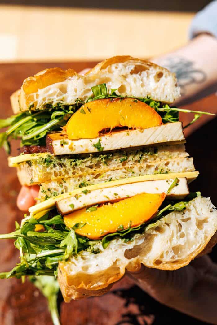 Sandwich focaccia avec pêches grillées