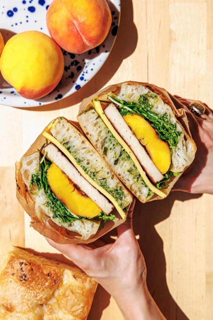 Sandwich focaccia avec pêches grillées