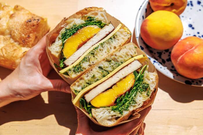 Sandwich focaccia avec pêches grillées