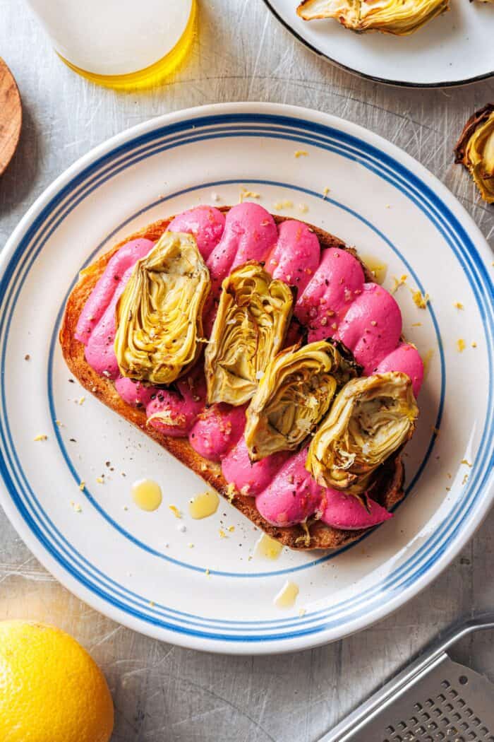 Tofu-Criotta rose et artichauts grillés sur des toasts