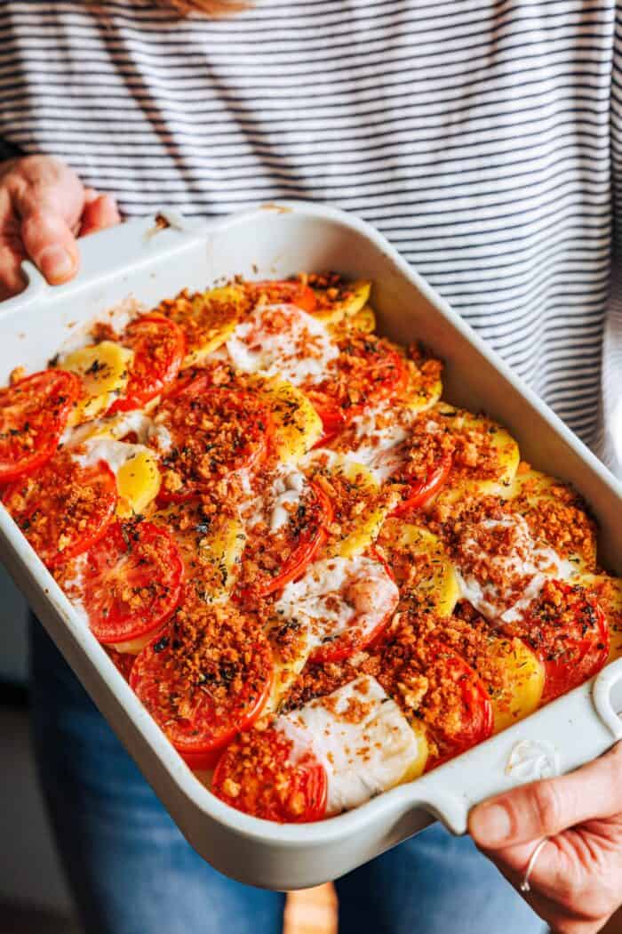 Gratin de pommes de terre végétalien avec des tomates