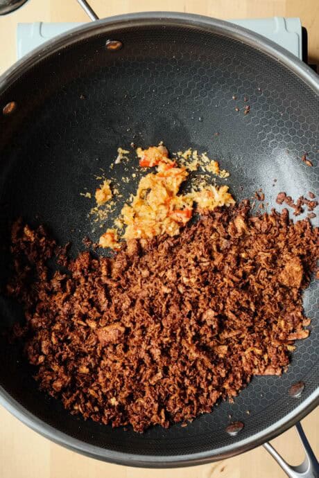 Tofu-hack dans la casserole