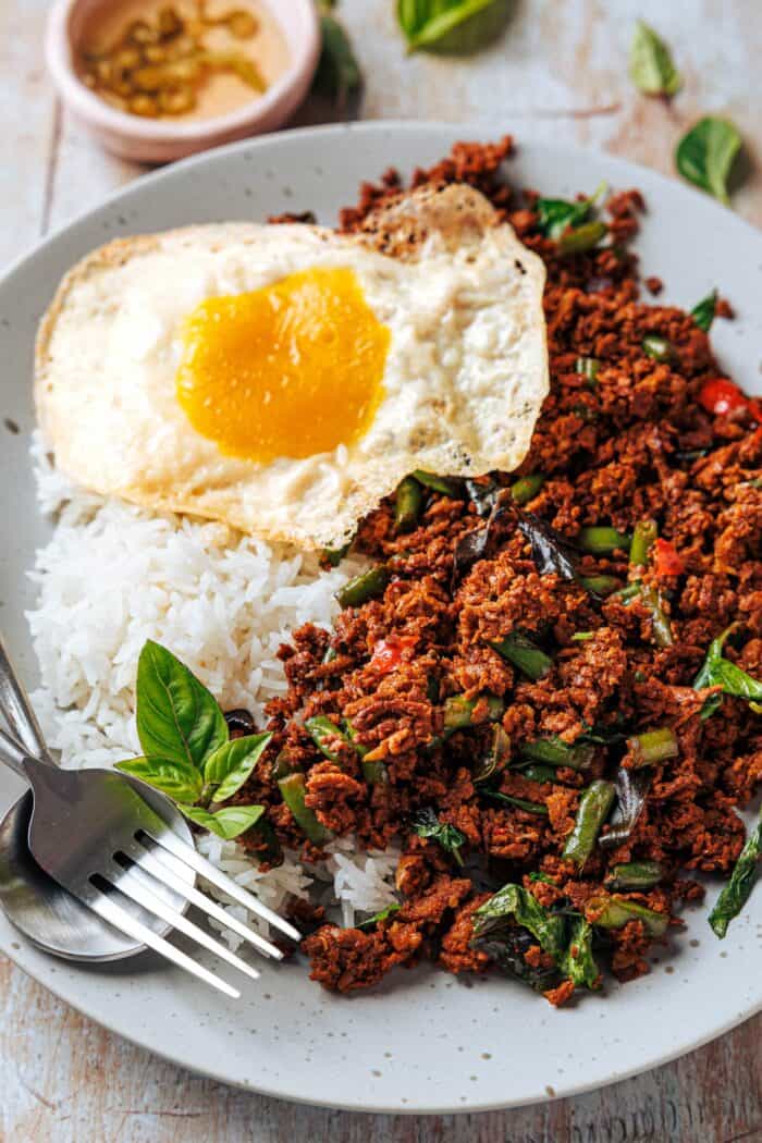 Pad kra pao mit tofu-hack