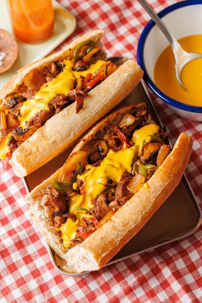 Fromage-fromage de Vegan avec des pentes et des champignons de soja