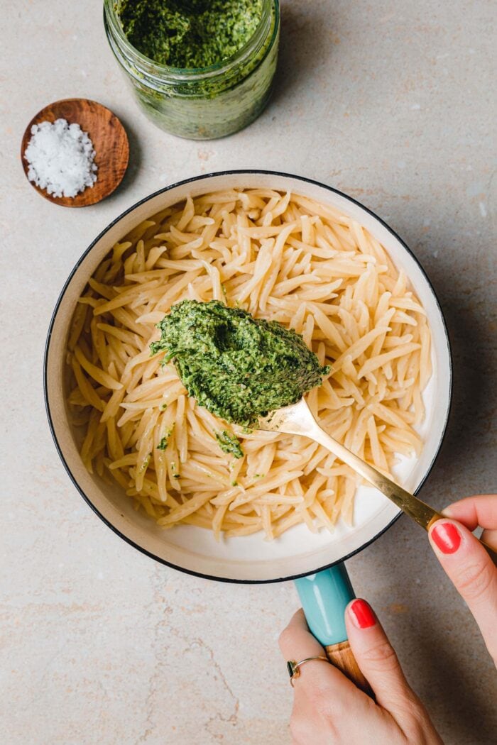 Pesto à l'ail de fusée végétalien