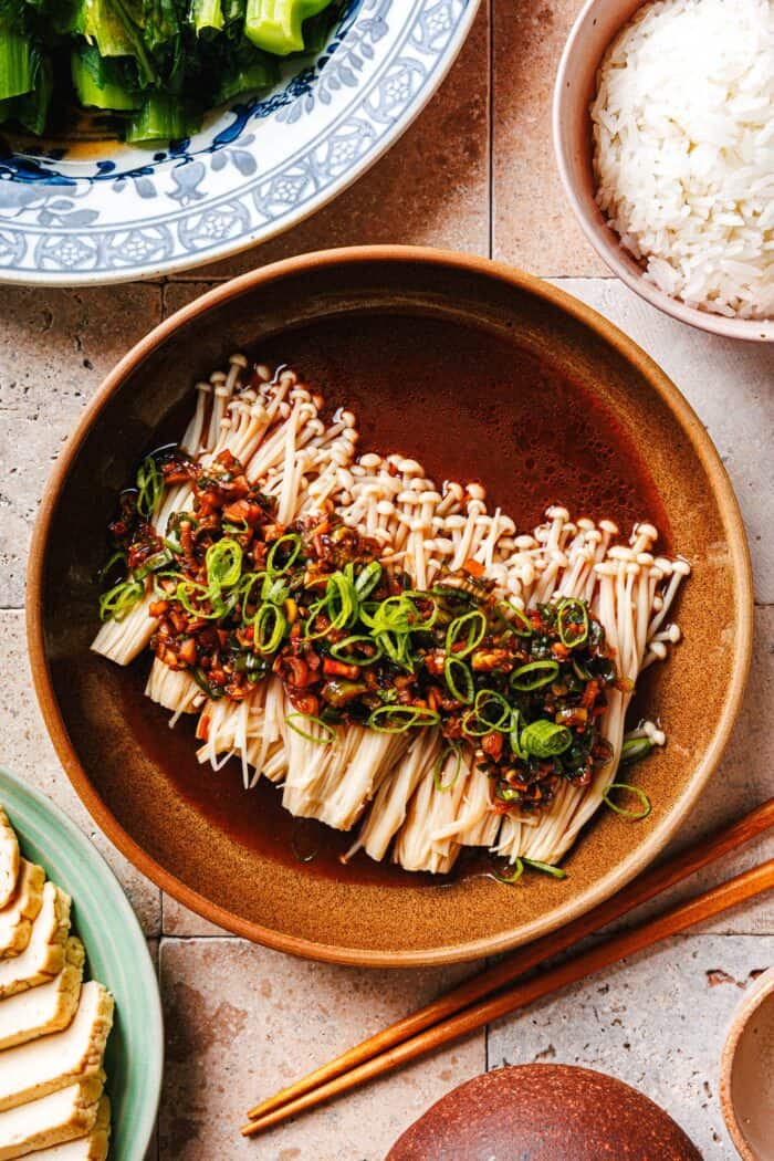 Champignons Enoki avec sauce rapide à l'ail