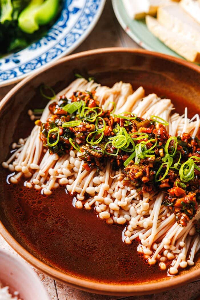 Champignons Enoki avec sauce rapide à l'ail