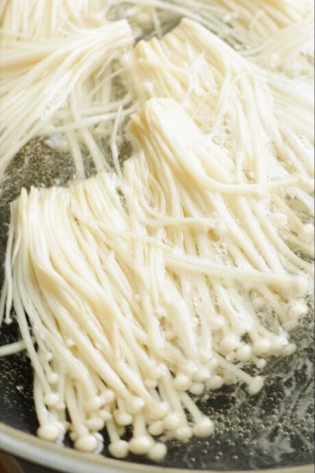 Blanchir les champignons enoki