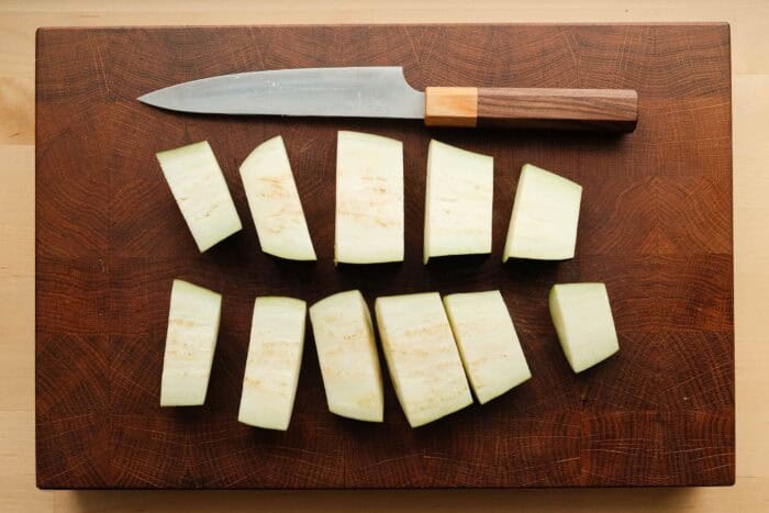 Couper les aubergines