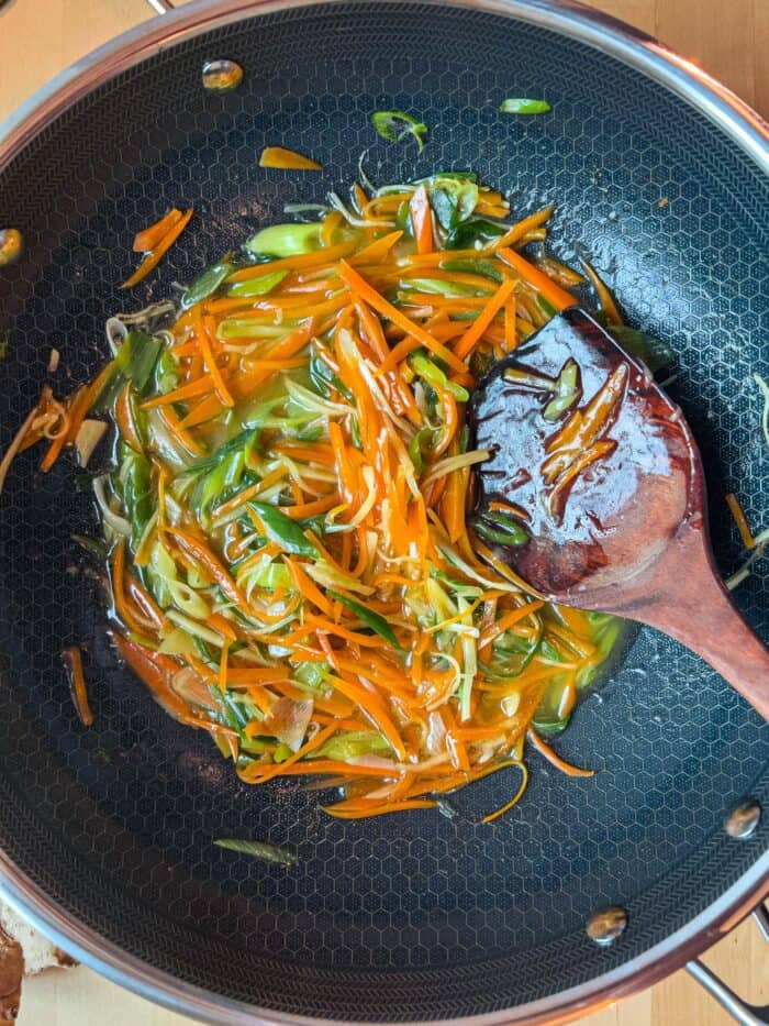Sauce de carotte-ing dans le wok