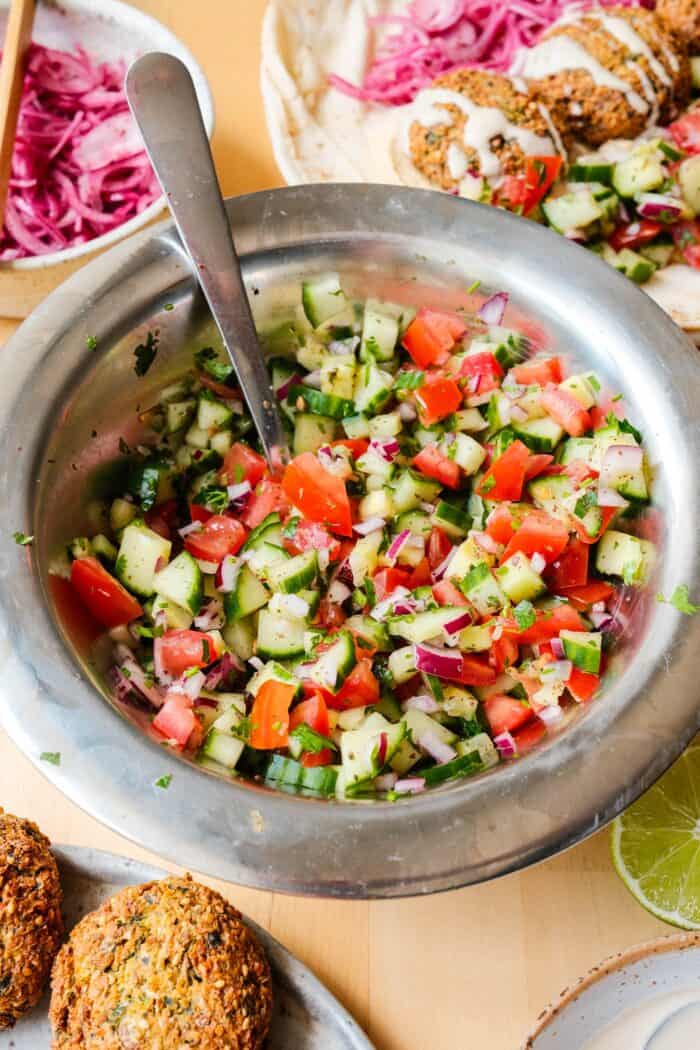 Salade de shirazi-salade d'été avec tomates, concombres et menthe