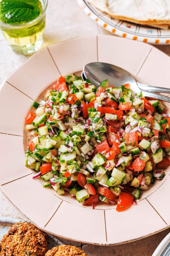 Salade de shirazi-salade d'été avec tomates, concombres et menthe