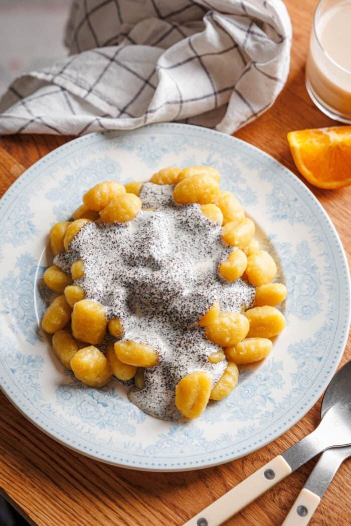 Gnocchis végétaliens avec sauce aux graines de pavot crémeuse
