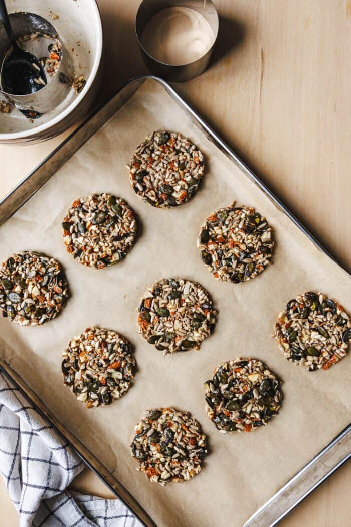 Biscuits végétaliens aux noix avant la cuisson