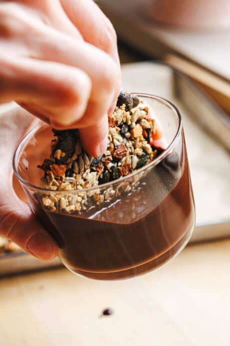 Tremper les biscuits dans le chocolat