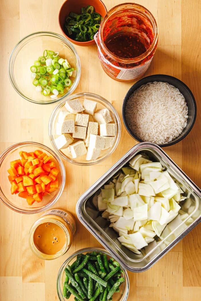 Ingrédients pour le riz sambal aux arachides du cuiseur à riz