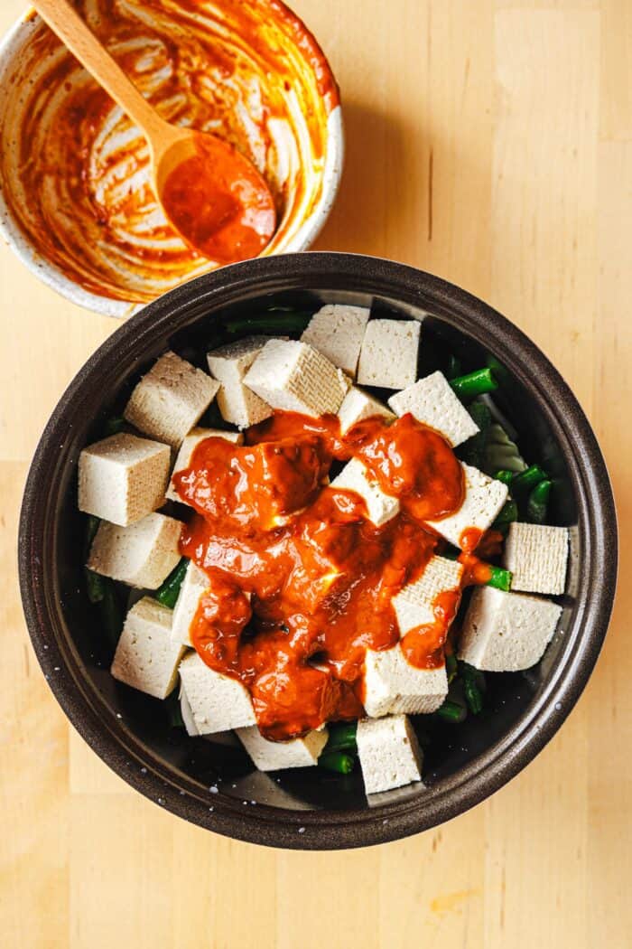 Riz sambal aux cacahuètes avant la cuisson