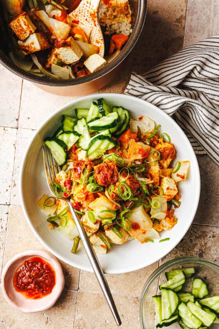 Riz sambal aux cacahuètes et tofu du cuiseur à riz