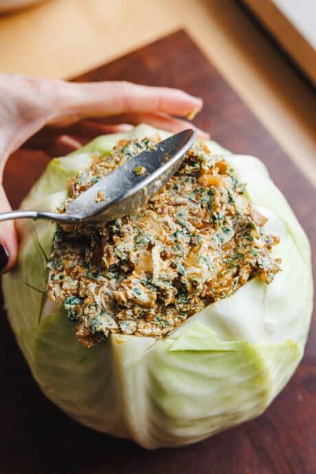 Remplissez le chou blanc de beurre aux herbes