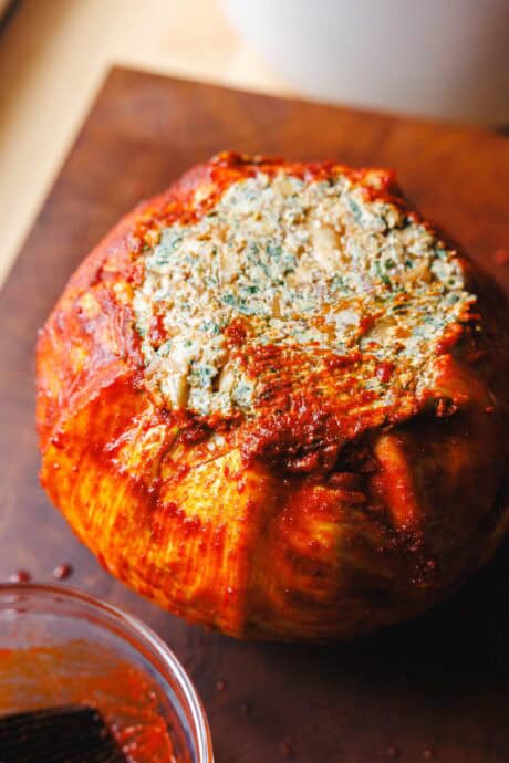 Badigeonner le chou blanc d'huile de paprika