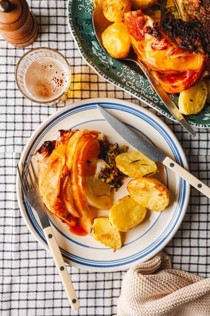 Rôti végétalien du dimanche – chou entier braisé