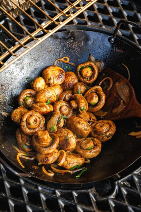 Champignons braisés à la sauce à l'ail