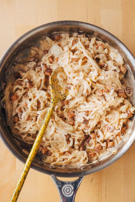 Garniture pour gâteau à l'oignon végétalien