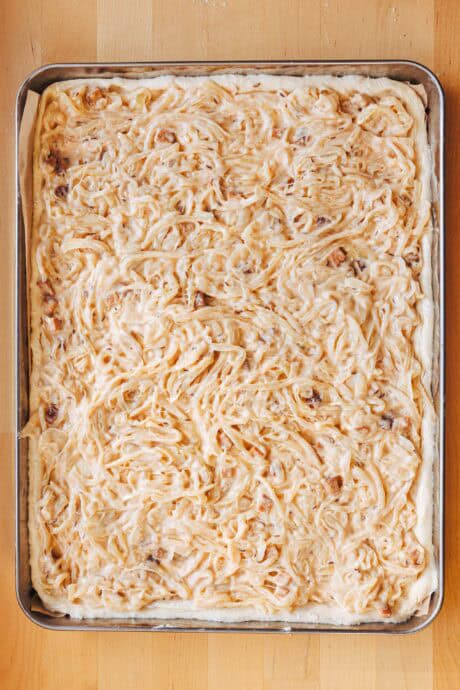 Gâteau à l'oignon végétalien avant la cuisson