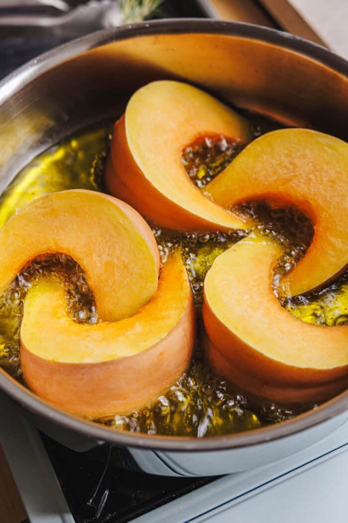 Citrouille rôtie dans une poêle