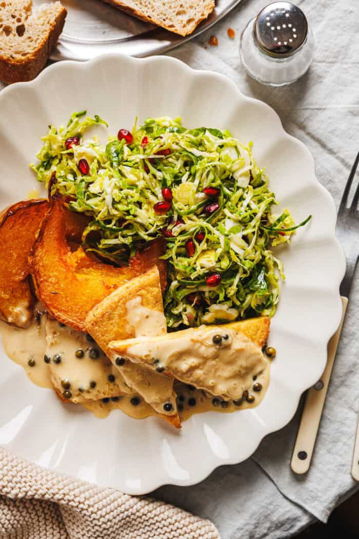 Filets de potiron et de tofu au four avec crème de poivre vert