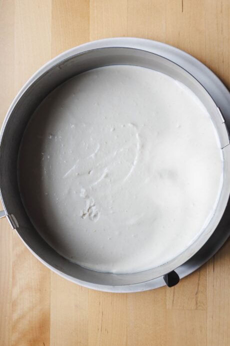 Mélange de cheesecake sans cuisson dans un cercle à gâteau