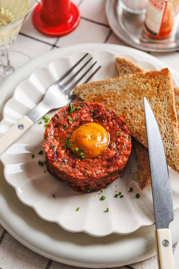 Steak tartare végétalien avec galettes de riz