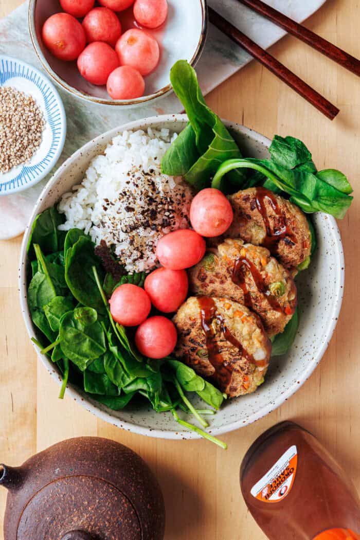 Cornichons de radis simples dans un bol