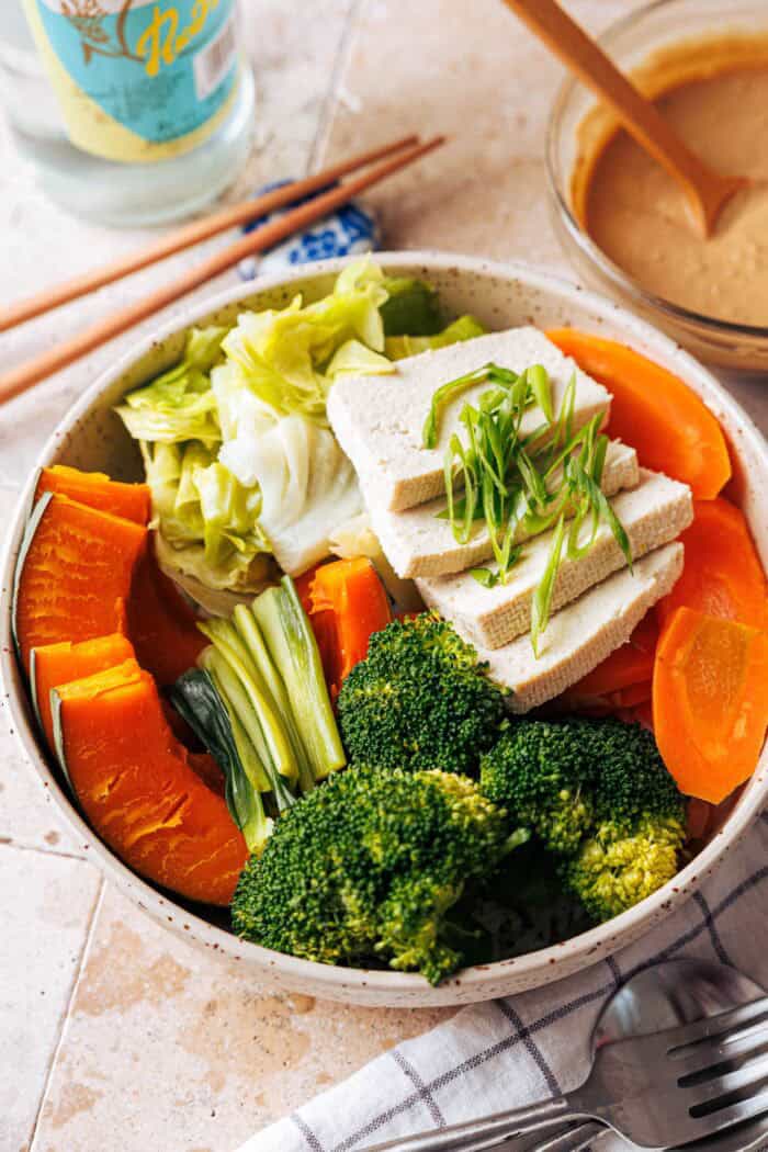 Légumes japonais cuits à la vapeur avec sauce miso au sésame – Mushi Nabe