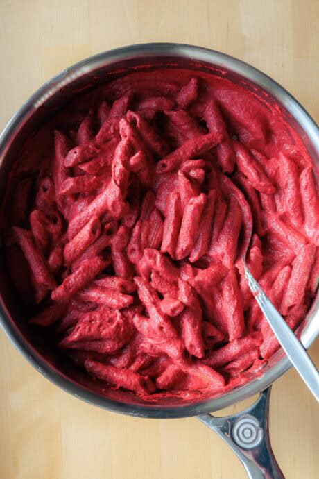 Pâtes rouges au tofu dans la poêle