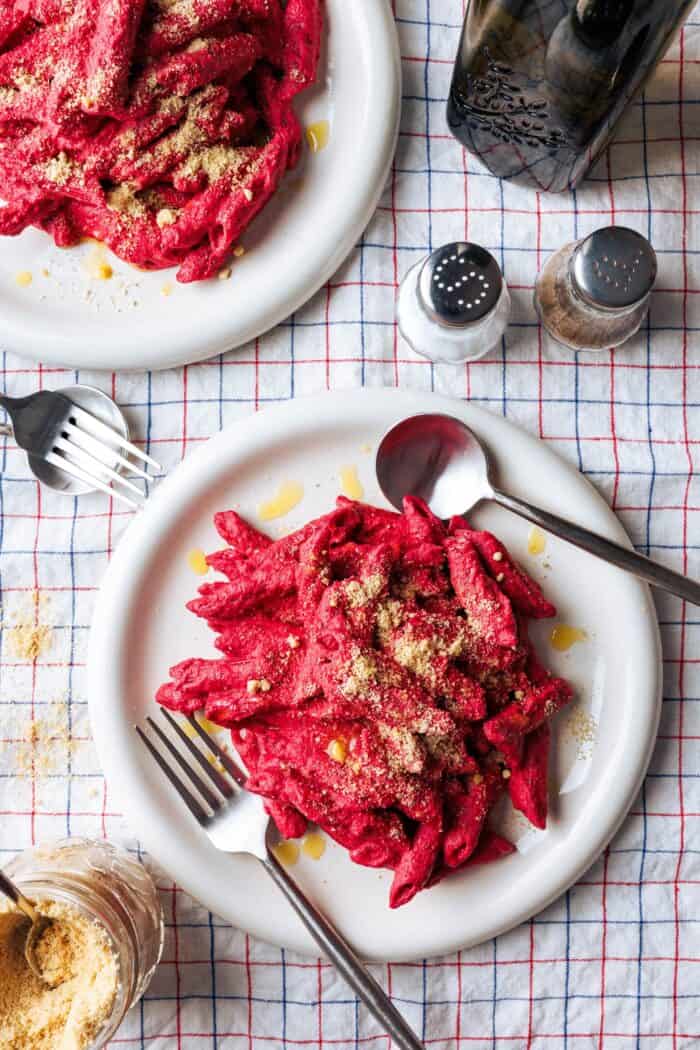 Pâtes végétaliennes à la betterave avec beaucoup de protéines