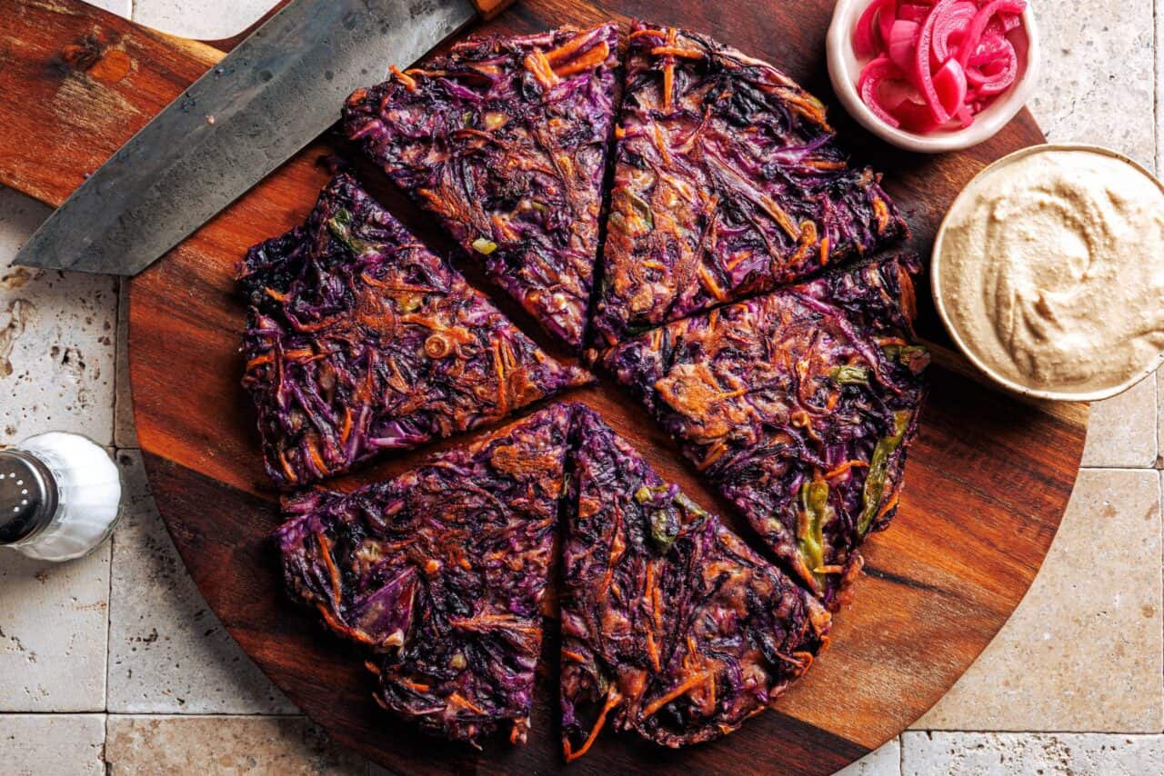 Crêpe de chou rouge sur la planche de bois