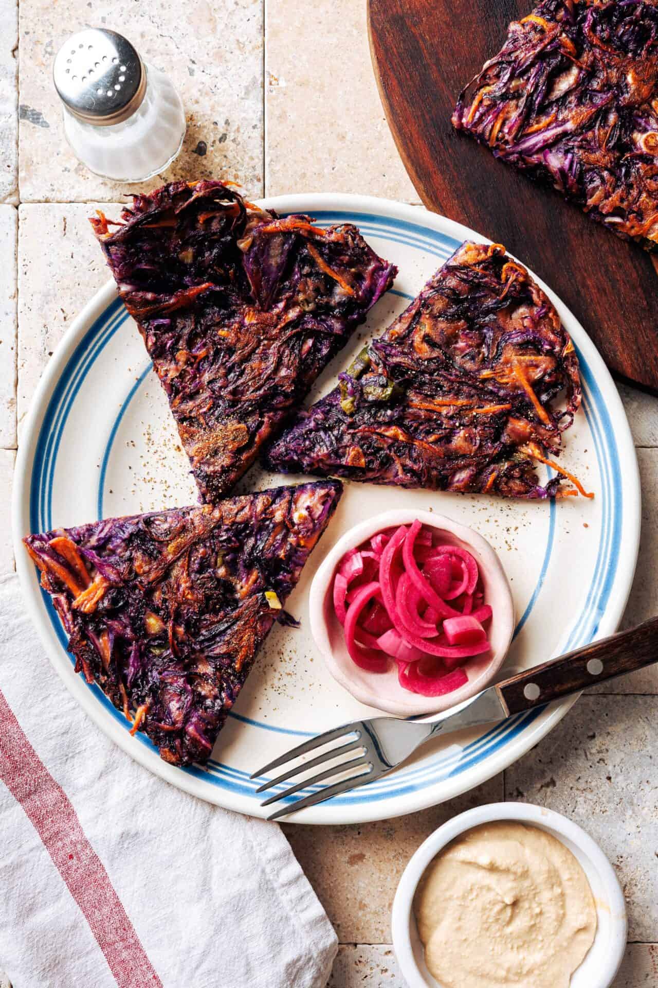 Crêpes au chou rouge avec trempette miso au tofu épicé