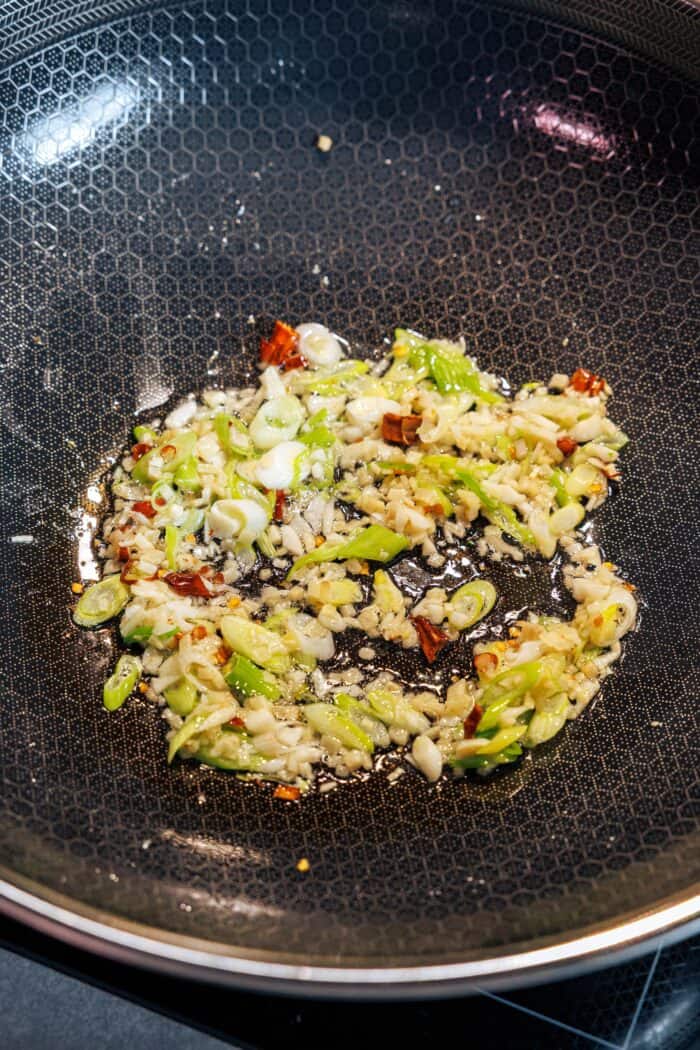 Ail, gingembre et piment au wok