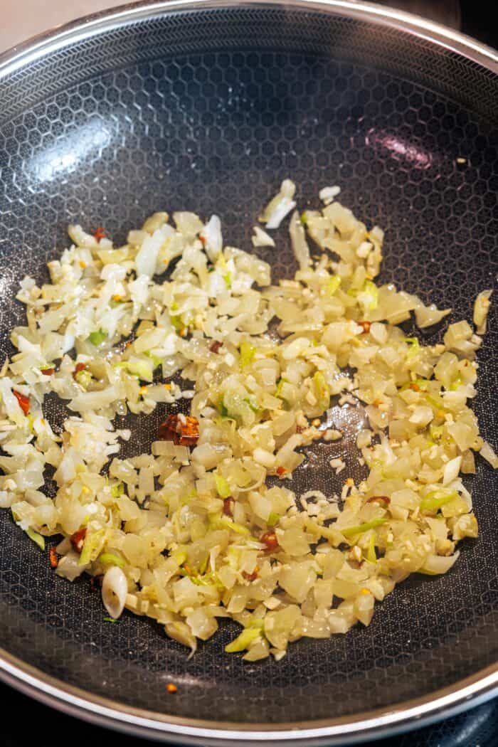 Préparation des haricots chinois au wok