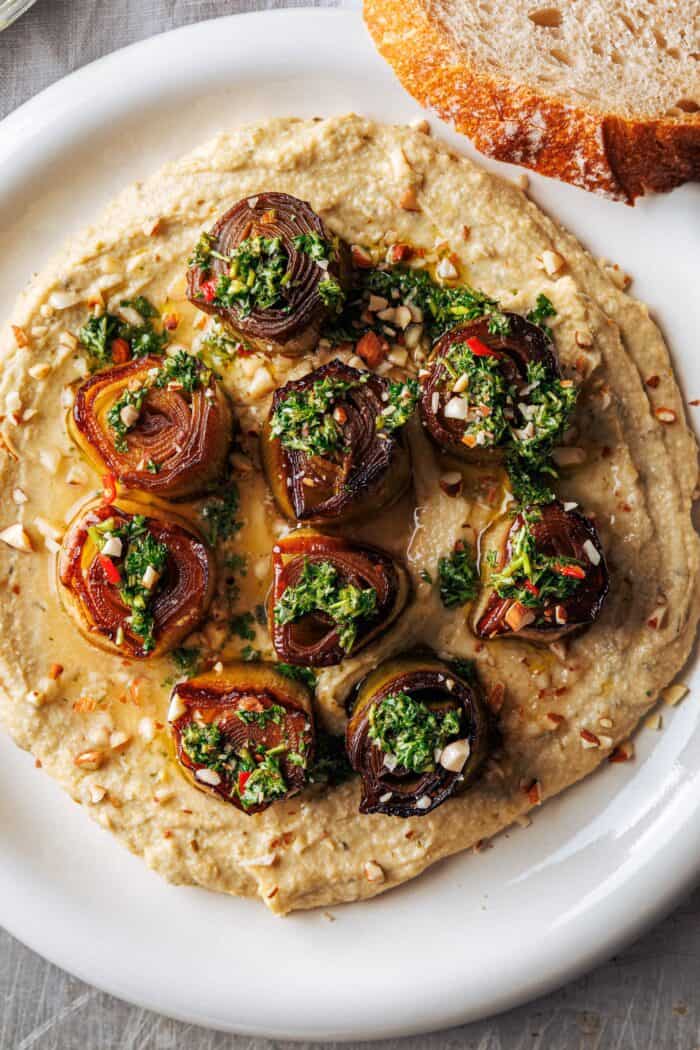 Poireaux braisés à l'aigre-doux avec houmous