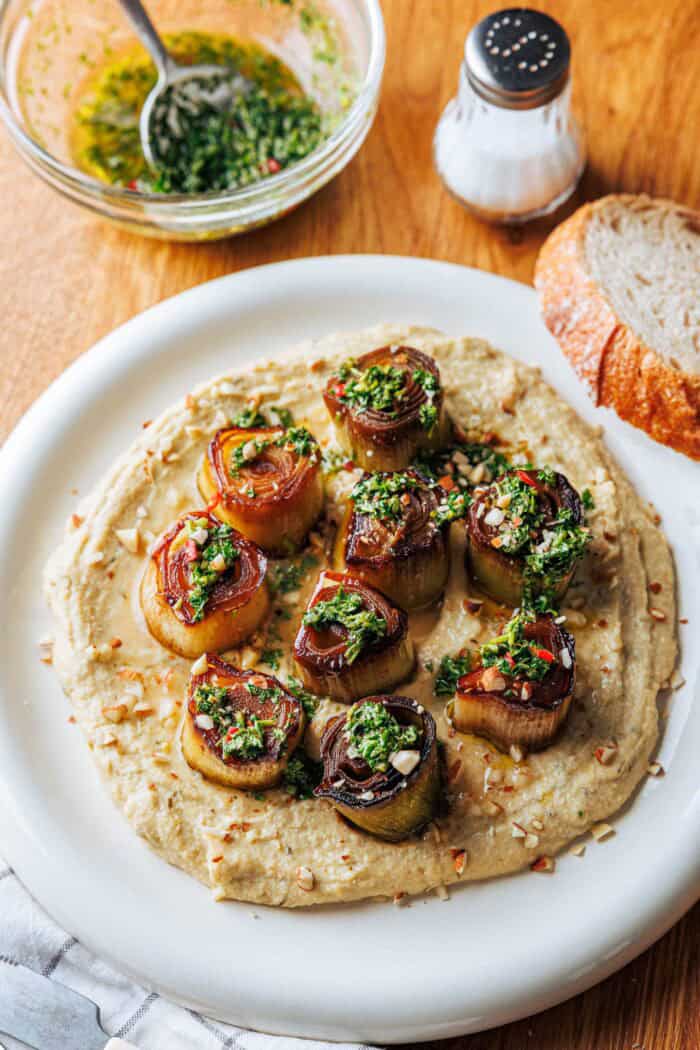 Poireaux braisés à l'aigre-doux avec houmous