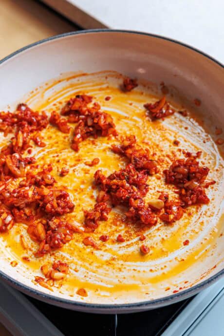 Poêle avec sauce pour Marry Me Beans