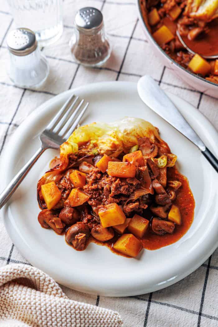 Rouleaux de chou paresseux végétaliens servis