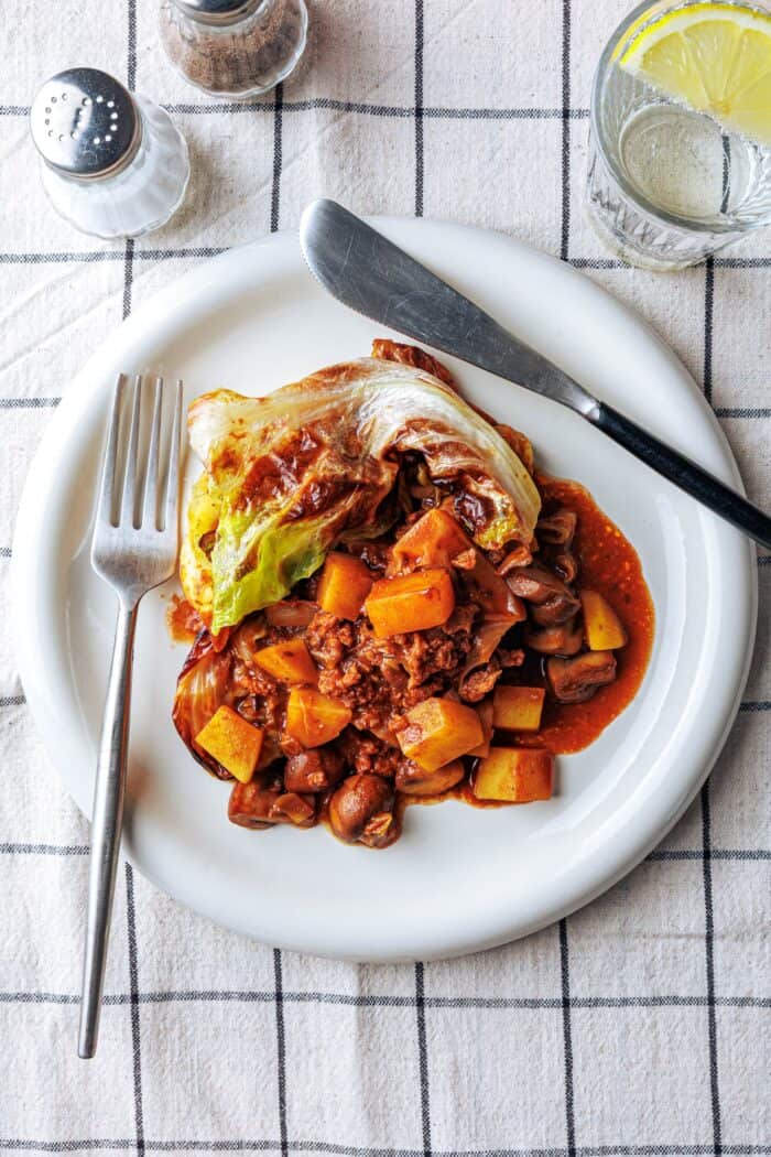 Rouleaux de chou paresseux végétaliens dans l'assiette
