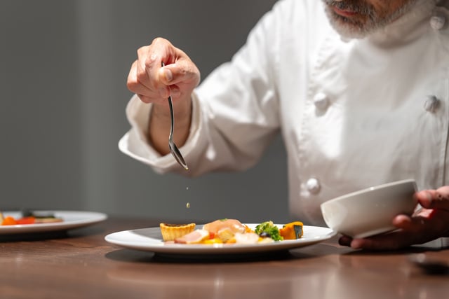 Le chef Yannick Alléno prend la tête du classement des étoiles du Guide Michelin !