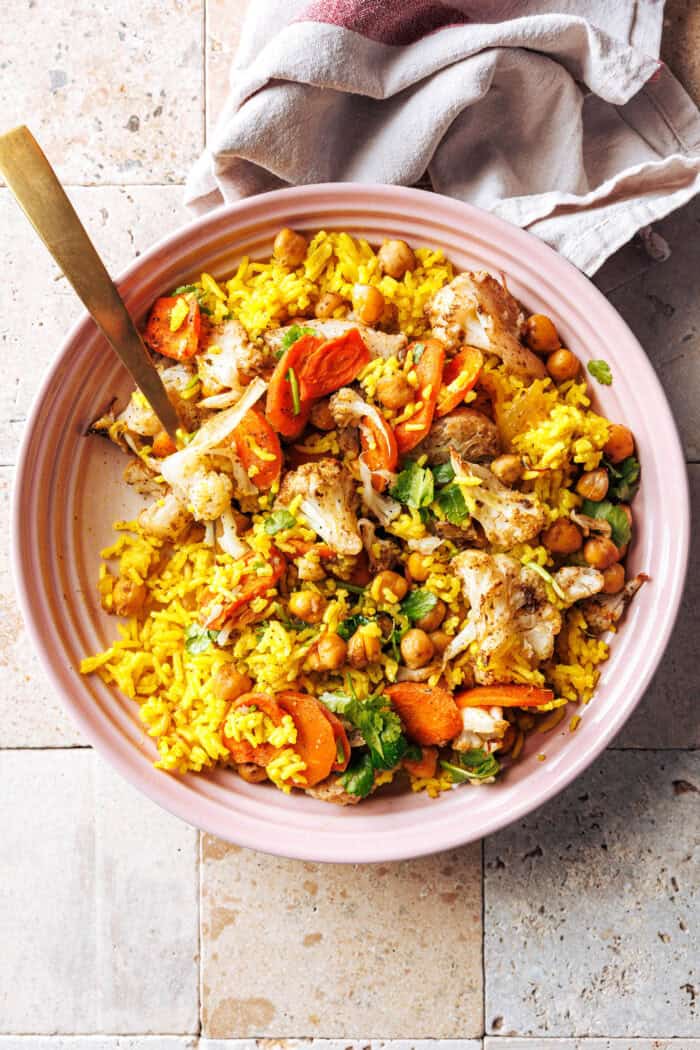 Riz au curcuma et chou-fleur au four