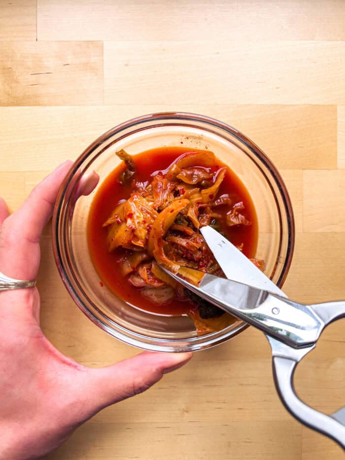 Couper le kimchi en petits morceaux avec des ciseaux